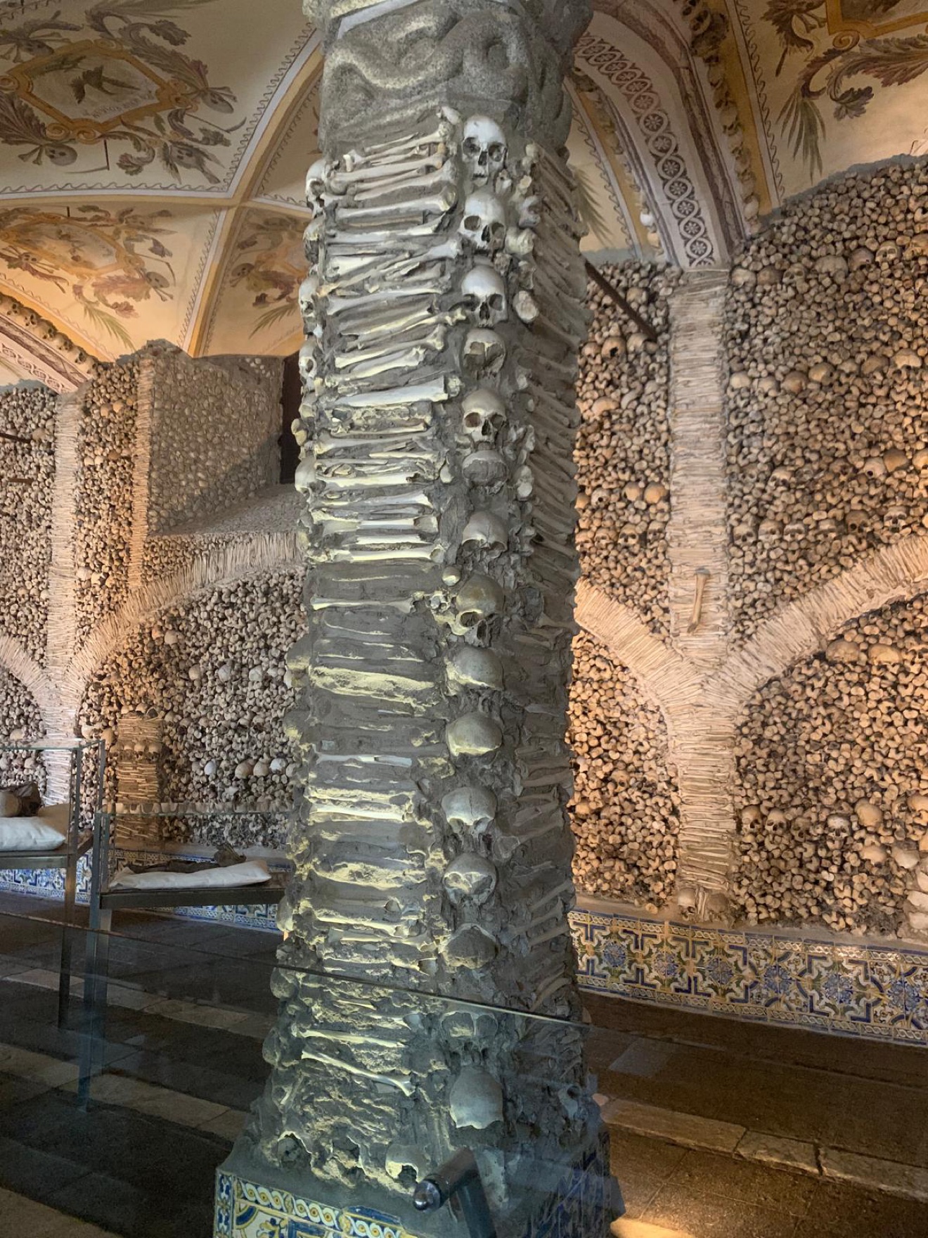 Capela dos Ossos, the pillar of skulls and bones