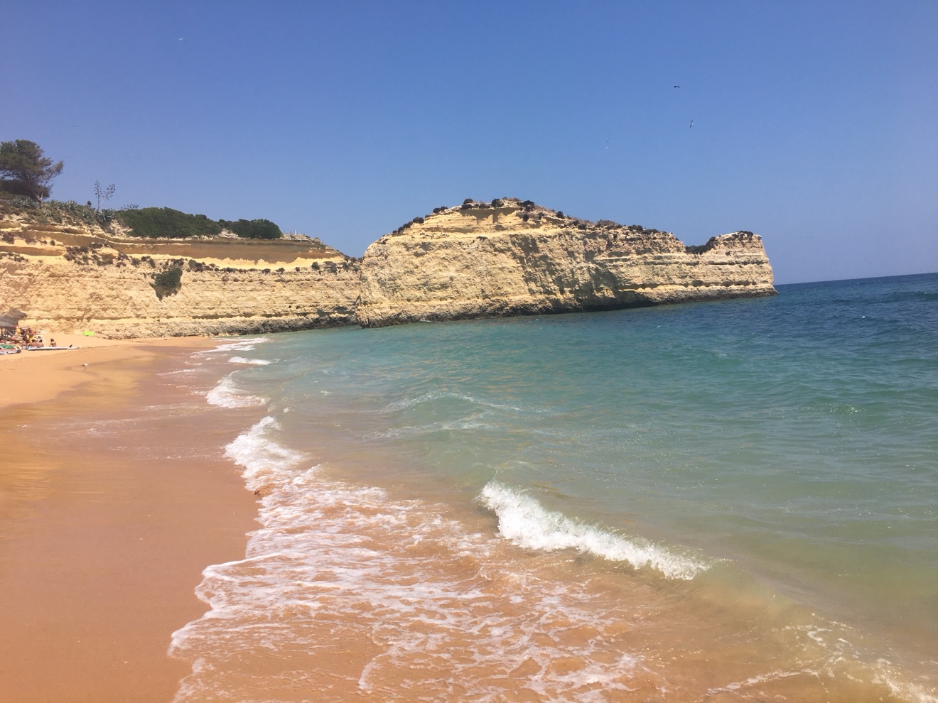 Praia do Carvalho, cliffs and clear water